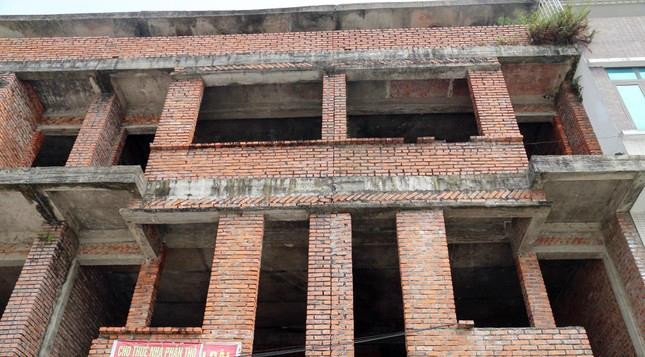 Dãy biệt thự liền kề tại xóm 19, xã Nghi Phú, TP. Vinh do Vinaconex 9 làm chủ đầu tư được xây dựng gần 20 năm nhưng không có người ở.