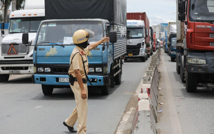 CSGT đang giải quyết điểm ùn tắc trên Quốc lộ 1 đoạn chạy qua TP.HCM