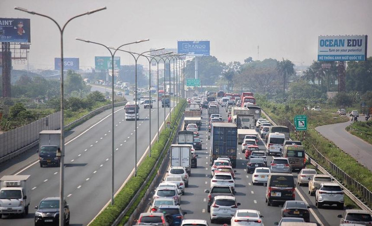 Nhiều xe đi vào làn khẩn cấp trên cao tốc Pháp Vân - Cầu Giẽ trong dịp Giỗ tổ Hùng Vương