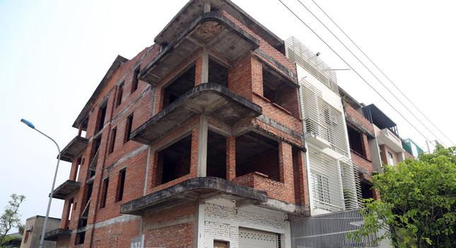 Những căn nhà bị bỏ hoang đều có vị trí đắc địa, nằm ngay mặt đường 72m. Đây là trục đường nối thành phố Vinh với thị xã Cửa Lò.