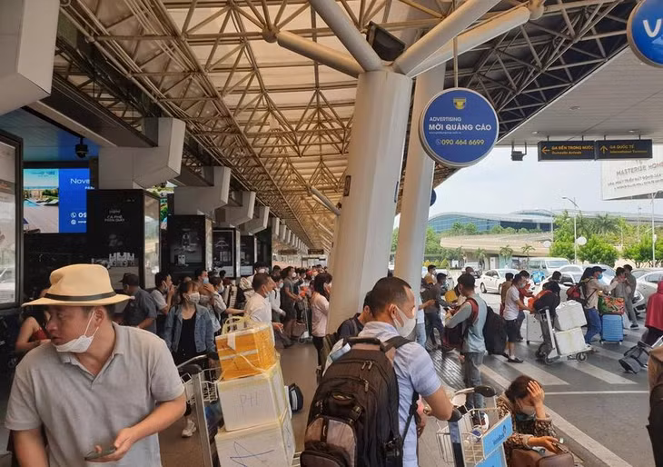 Hành khách đổ ra từ cửa ga đến quốc nội