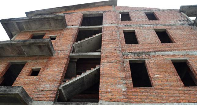 Rêu phong phủ kín căn liền kề hàng chục tỉ đồng.