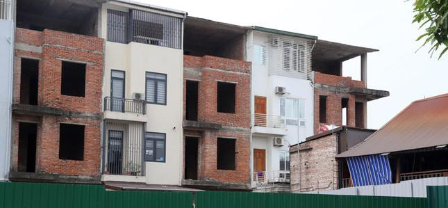 Xen kẽ giữa những căn liền kề đang bỏ hoang là một số căn đã được hoàn thiện và đưa vào sử dụng.