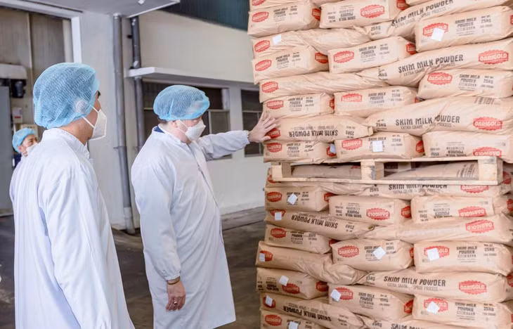 Sữa bột nguyên liệu được Vinamilk nhập khẩu từ Hoa Kỳ, đảm bảo tiêu chuẩn chất lượng