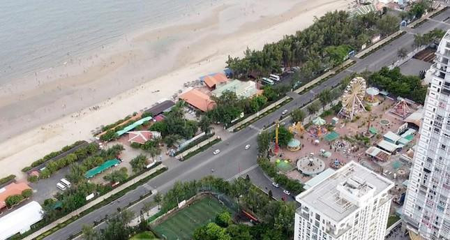 Cụ thể, năm 1996, Công ty Đầu tư xây lắp tỉnh Bà Rịa-Vũng Tàu, lúc đó là doanh nghiệp thuộc Sở Xây dựng tỉnh Bà Rịa-Vũng Tàu (nay là Công ty CP Bất động sản và Đầu tư VRC) được UBND tỉnh Bà Rịa-Vũng Tàu giao 3.000m2 bờ biển để đầu tư cải tạo, nâng cấp xây dựng bãi tắm Thùy Vân hết hơn 122 tỷ đồng