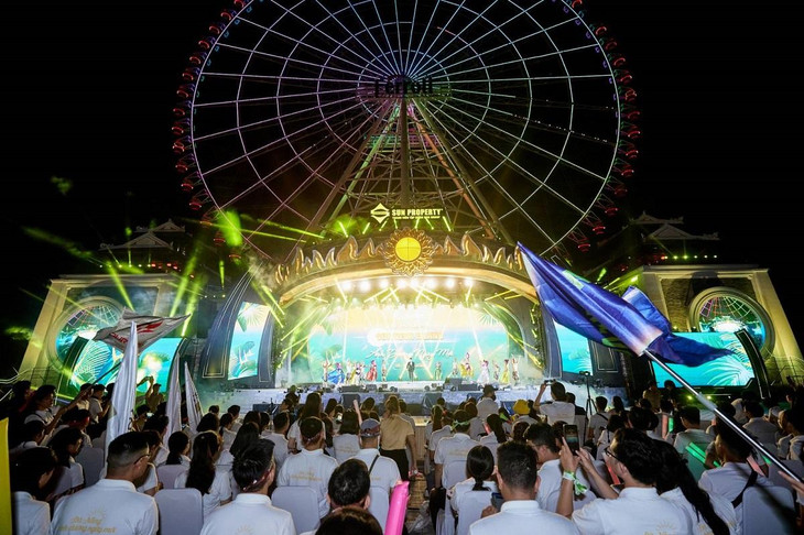Công viên Châu Á lung linh trong đêm diễn ra Lễ ra quân Sunneva Island.