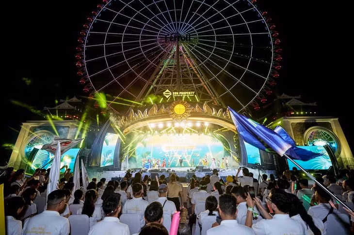 Công viên Châu Á lung linh trong đêm diễn ra Lễ ra quân Sunneva Island.