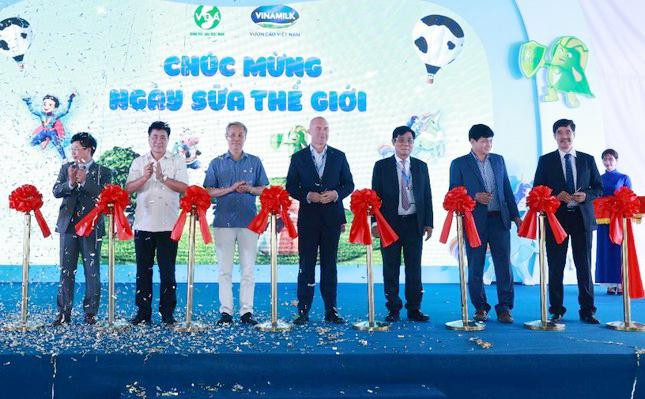Đại diện Hiệp Hội Sữa cùng các Đại biểu chính thức khai mạc các hoạt động chào mừng Ngày sữa Thế giới 1/6 Đại diện Hiệp Hội Sữa cùng các Đại biểu chính thức khai mạc các hoạt động chào mừng Ngày sữa Thế giới 1/6