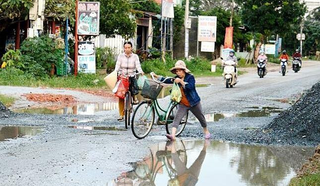 Quốc lộ 24B nhiều đoạn nhỏ hẹp, xuống cấp.