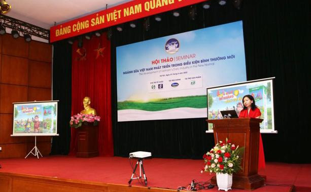 Đại diện Vinamilk – bà Nguyễn Thị Xuân Nga trình bày chủ đề “Để trẻ em Việt Nam yêu thích uống sữa: Dinh dưỡng nhưng phải ngon” tại hội thảo ngành Sữa ngày 1 tháng 6. Đại diện Vinamilk – bà Nguyễn Thị Xuân Nga trình bày chủ đề “Để trẻ em Việt Nam yêu thích uống sữa: Dinh dưỡng nhưng phải ngon” tại hội thảo ngành Sữa ngày 1 tháng 6.