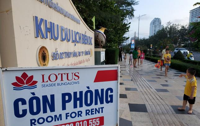 Lúc đó, Công ty Đầu tư xây lắp Bà Rịa-Vũng Tàu là doanh nghiệp 100% vốn Nhà nước và chịu sự quản lý của Sở Xây dựng, có nghĩa vụ nộp tiền thuê đất cho Nhà nước. Đầu tháng 12/1997, công ty này ký hợp đồng thuê gần 177.000 m2 đất để xây dựng bãi tắm. Thời hạn thuê đất là thời gian còn lại của hợp đồng trước