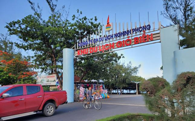 Trong khi đó, theo quyết định phê duyệt phương án bồi thường cho 9 doanh nghiệp đang sử dụng đất ở bãi biển Bãi Sau số tiền hơn 680 triệu đồng (bồi thường hoa màu, cây trái, không bồi thường đất, nhà, vật kiến trúc….).