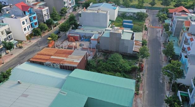 Do chủ đầu tư là công ty TNHH Khang Linh không triển khai xây dựng nhà theo cam kết mà đẩy trách nhiệm cho khách hàng nên các công trình nhà ở tại dự án không được xây dựng đúng theo thiết kế đã được duyệt. (Ảnh: H.P)