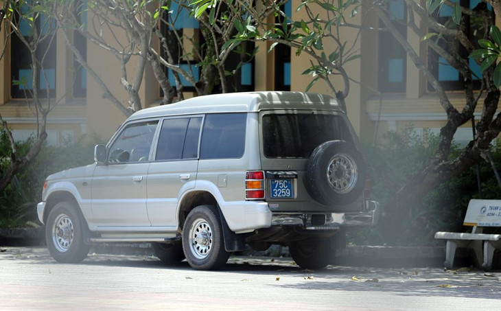 Ô tô công mang biển xanh đậu ở trụ sở UBND tỉnh Thừa Thiên Huế Ô tô công mang biển xanh đậu ở trụ sở UBND tỉnh Thừa Thiên Huế