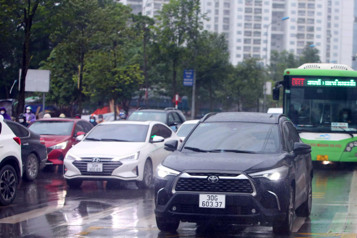 Ô tô lấn làn BRT trên đường Tố Hữu