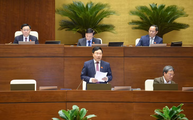 Phó Thủ tướng Thường trực Chính phủ Phạm Bình Minh báo cáo một số vấn đề đại biểu Quốc hội quan tâm và trả lời chất vấn của đại biểu Quốc hội