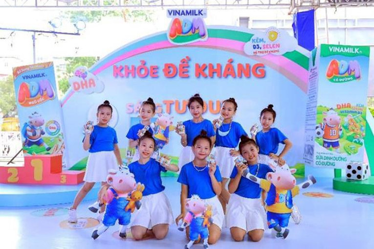 Các sân chơi được trang trí với màu sắc bắt mắt, hình ảnh vui nhộn đã thu hút được rất nhiều các em nhỏ tham quan và chụp hình Các sân chơi được trang trí với màu sắc bắt mắt, hình ảnh vui nhộn đã thu hút được rất nhiều các em nhỏ tham quan và chụp hình