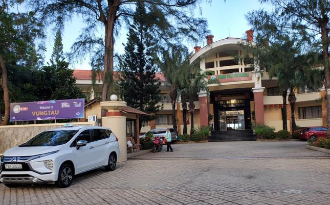 Trả lời câu hỏi về việc, 9 doanh nghiệp đang sử dụng đất ở bãi biển Bãi Sau nợ 326 tỷ đồng trong nhiều năm qua, xây dựng trái phép thì tại sao Vũng Tàu lại trích ngân sách để đền bù, ông Thuấn nói đó là hai việc khác nhau. Những cái nào mà doanh nghiệp tạo lập hợp pháp sẽ được bồi thường. Còn tiền 9 doanh nghiệp nợ ngân sách nhà nước thì vẫn phải trả đầy đủ. Có thể khi tính toán bồi thường, sẽ khấu trừ như thế nào đó