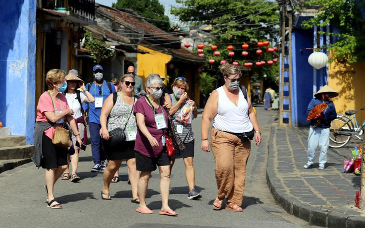 Đoàn khách Mỹ dạo bộ ở phố cổ Hội An