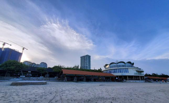 Theo đó, Công ty Đầu tư xây lắp Bà Rịa-Vũng Tàu cho DIC thuê lại mặt bằng từ cổng Tôm Càng Xanh đến khách sạn Thùy Dương dài 400m với diện tích 40.000m2 trong thời hạn 50 năm. Ngày 14/6/2004, DIC thu hồi 8.000m2 đất ở bãi tắm Thùy Vân để góp vốn với Công ty CP Việt Đức thành lập doanh nghiệp mới mang tên Công ty TNHH Thương mại dịch vụ DIC.