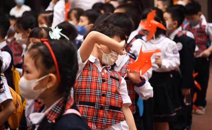 Học phí tăng có thể tạo thêm áp lực cho học sinh, phụ huynh. (Ảnh minh họa)