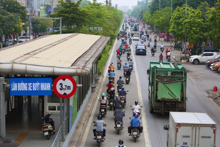 Một số chuyên gia giao thông đề xuất nên bỏ đường ưu tiên BRT