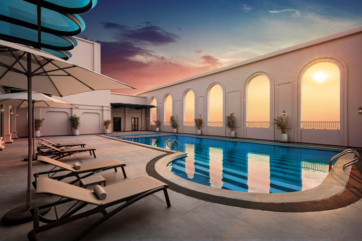 Khu vực bể bơi ngoài trời tại King Palace (108 Nguyễn Trãi, Thanh Xuân, Hà Nội) cũng sở hữu tầm view hoàn mỹ