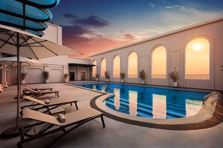 Khu vực bể bơi ngoài trời tại King Palace (108 Nguyễn Trãi, Thanh Xuân, Hà Nội) cũng sở hữu tầm view hoàn mỹ