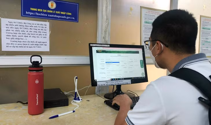 Người dân làm thủ tục đổi hộ chiếu ở Cục Quản lý xuất nhập cảnh