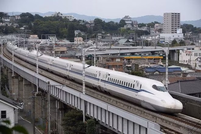 Tàu cao tốc shinkansen của Nhật Bản có tốc độ hơn 300 km/giờ. Ảnh minh họa