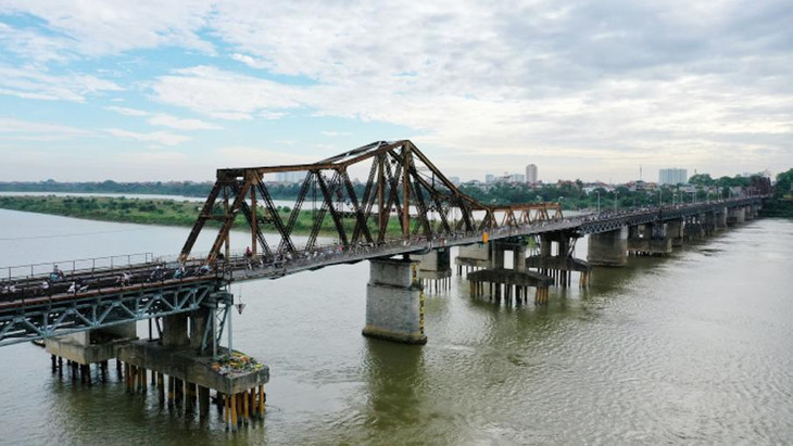 Cầu Long Biên dành cho cả tàu hỏa và xe đạp, xe máy Cầu Long Biên dành cho cả tàu hỏa và xe đạp, xe máy