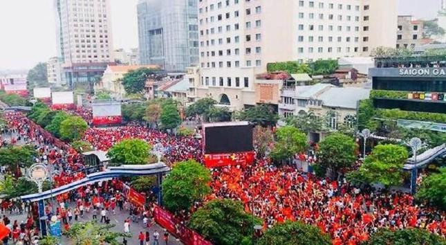 Không khí náo nhiệt trên đường Nguyễn Huệ (Quận 1, TPHCM) khi người dân tập trung xem và cổ vũ đội tuyển bóng đá Việt Nam thi đấu