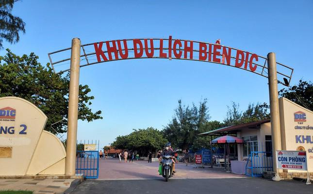 Từ năm 2005 đến 2017, Công ty Đầu tư xây lắp Bà Rịa-Vũng Tàu cổ phần hóa và có 12 lần thay đổi pháp nhân. Đến tháng 4/2017, từ một doanh nghiệp thuộc sở hữu Nhà nước, Công ty Đầu tư xây lắp Bà Rịa-Vũng Tàu trên trở thành Công ty CP Bất động sản và Đầu tư VRC không còn vốn Nhà nước. Tuy nhiên, doanh nghiệp vẫn chưa thực hiện thủ tục đăng ký biến động về sử dụng đất. Sở Tài nguyên Môi trường tỉnh Bà Rịa-Vũng Tàu cũng chưa thanh lý hợp đồng cũ và ký lại hợp đồng với đơn vị đã cổ phần hóa.