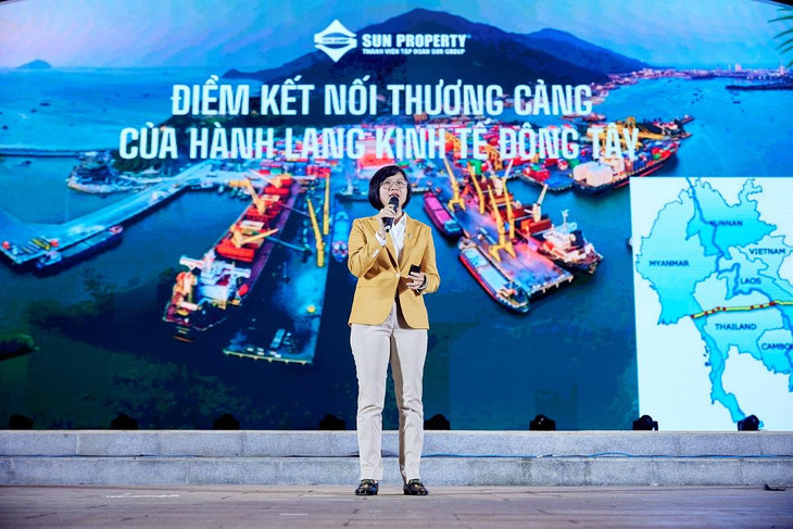 Bà Mai Thị Hồng Quyên trình bày về động lực phát triển và cơ hội đầu tư tại Đà Nẵng.