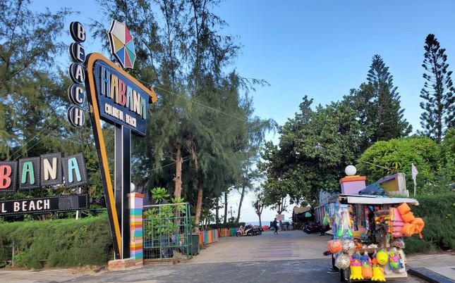 Năm 2018, Thanh tra tỉnh Bà Rịa-Vũng Tàu ban hành quyết định thu hồi nộp ngân sách nhà nước theo quy định số tiền hơn 326 tỷ đồng đối với các doanh nghiệp đang đầu tư kinh doanh du lịch tại bãi tắm Thùy Vân. Trong đó, Công ty CP bất động sản và đầu tư VRC phải nộp hơn 36 tỷ đồng trong cả 2 giai đoạn từ năm 1996-2017. Thu hồi nộp ngân sách số tiền hơn 25,6 tỷ đồng là khoản tiền ngân sách tỉnh đã đầu tư 6 công trình hạ tầng kỹ thuật mà một số doanh nghiệp sử dụng nhưng không nộp tiền thuê hạ tầng từ trước đến nay.