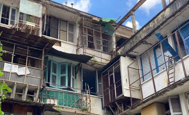 Nhiều căn chung cư cũ ở TPHCM đã xuống cấp nghiêm trọng.