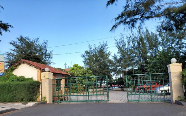 Phó chủ tịch UBND TP.Vũng Tàu cho biết thêm, khi làm việc với 9 doanh nghiệp trên, họ kiến nghị Vũng Tàu cho thuê đất tới lúc có nhà đầu tư mới. Từ nay đến lúc có nhà đầu tư mới, các doanh nghiệp này sẽ trả tiền thuê đất. Khi nhà đầu tư mới vào thực hiện dự án, các doanh nghiệp này sẽ bàn giao đất sạch.