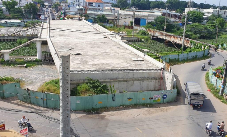 Công trình cầu Tân Kỳ - Tân Quý sau khi dừng thi công Công trình cầu Tân Kỳ - Tân Quý sau khi dừng thi công