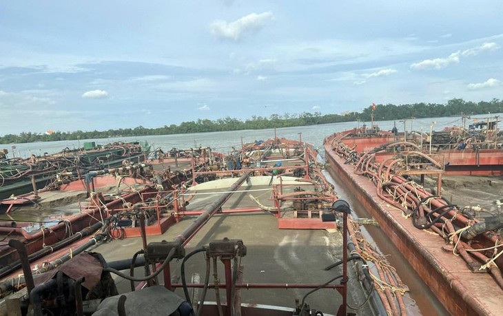 Các phương tiện khai thác cát lậu bị bắt quả tang
