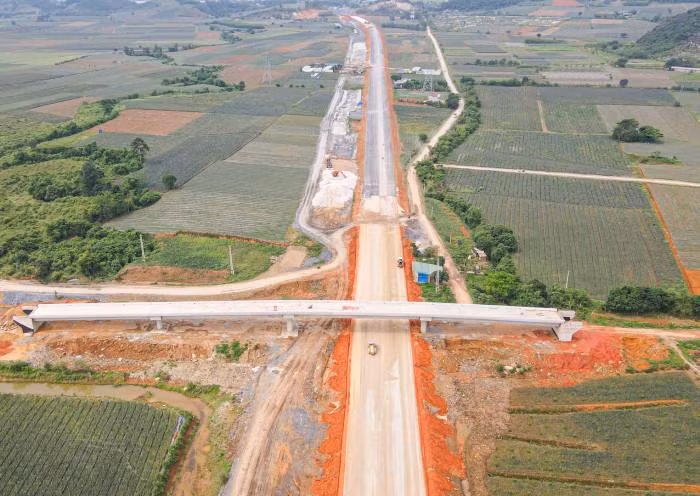 Bộ GTVT vẫn đang tích cực phối hợp với các địa phương để giải quyết triệt để khó khăn về công tác GPMB, đảm bảo thời gian thi công, đưa hơn 652 km cao tốc Bắc - Nam giai đoạn 1 về đích đúng tiến độ - Ảnh minh họa.