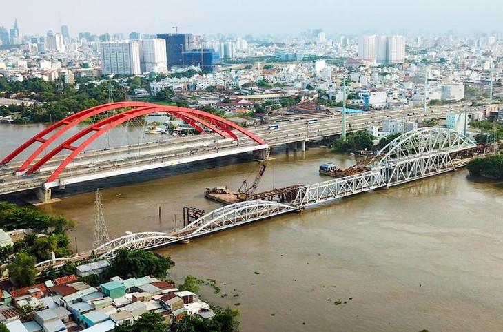 Cầu Bình Lợi (màu trắng) khi chưa tháo dỡ