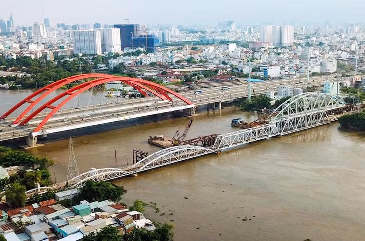 Cầu Bình Lợi (màu trắng) khi chưa tháo dỡ