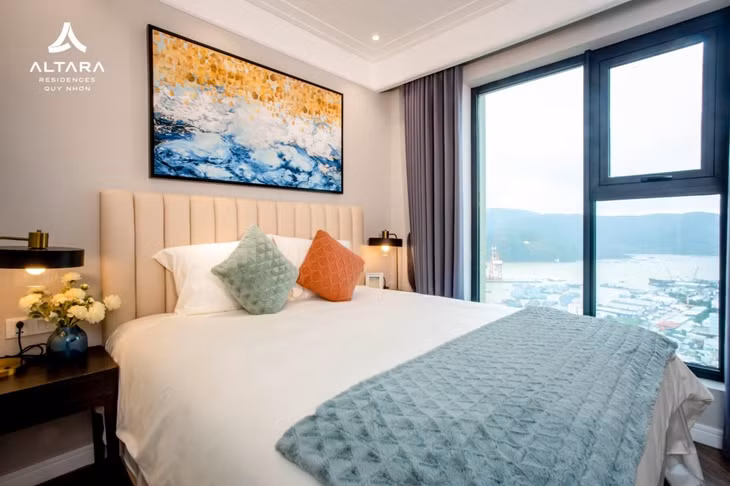 Không gian phòng ngủ được thiết kế tinh tế mang lại cảm giác ấm cúng. Những giây phút riêng tư của chủ nhân được tôn trọng tối đa trong một không gian nghỉ ngơi riêng biệt.