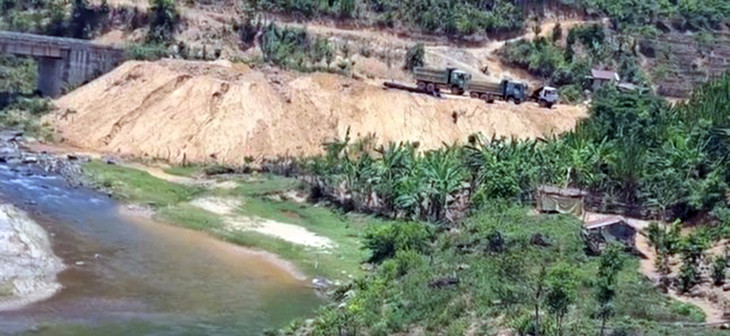 Hiện trường Công ty CP Quang Đức Kon Tum đổ đất đá thải xuống sông suối Hiện trường Công ty CP Quang Đức Kon Tum đổ đất đá thải xuống sông suối