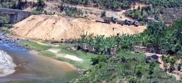 Hiện trường Công ty CP Quang Đức Kon Tum đổ đất đá thải xuống sông suối