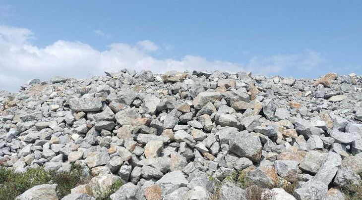 Khối lượng lớn đá do Công ty TNHH Lý Tuấn ở Quảng Ngãi tập kết sai quy định tại cảng Kỳ Hà, Quảng Nam