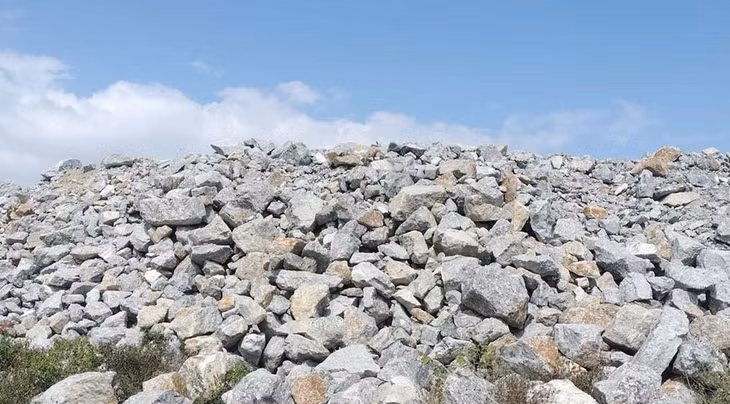 Khối lượng lớn đá do Công ty TNHH Lý Tuấn ở Quảng Ngãi tập kết sai quy định tại cảng Kỳ Hà, Quảng Nam