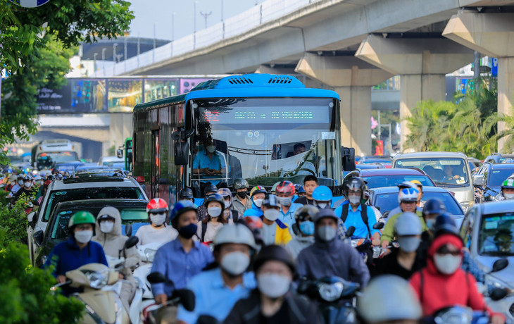 Xe buýt lưu thông trên đường phố Hà Nội