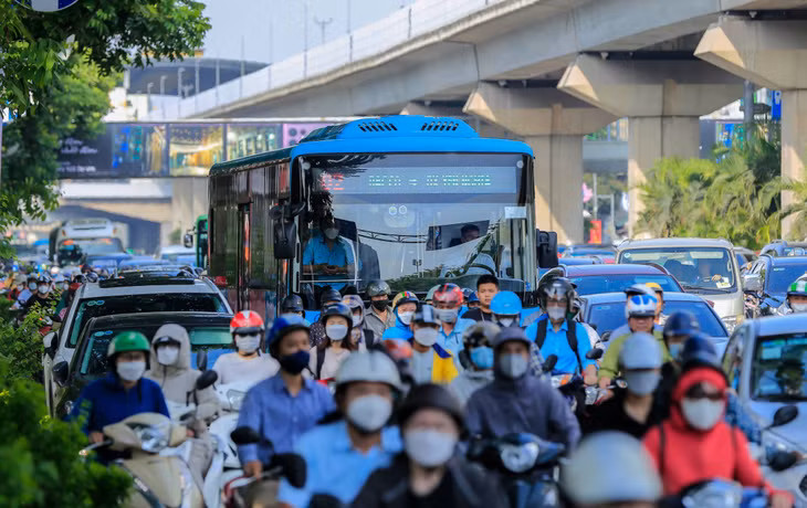 Xe buýt lưu thông trên đường phố Hà Nội