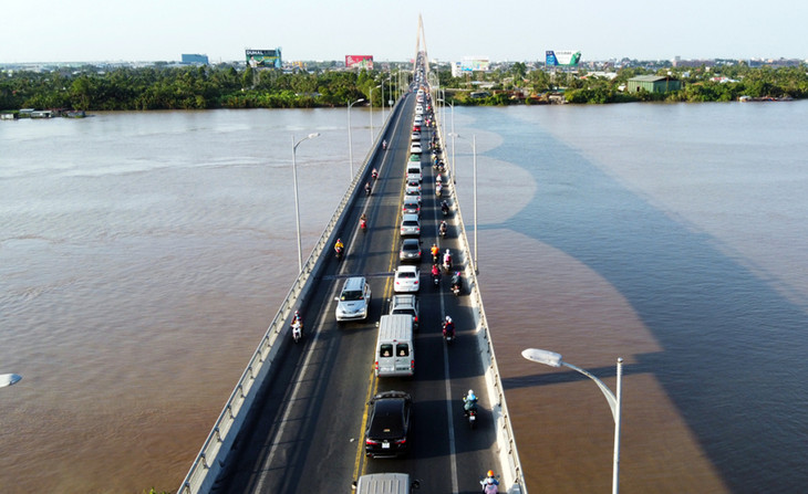 Ô tô xếp hàng dài qua cầu Rạch Miễu Ô tô xếp hàng dài qua cầu Rạch Miễu